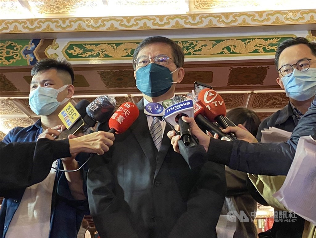 Transportation Minister Wang Kwo-tsai (center). CNA photo Feb. 11, 2022