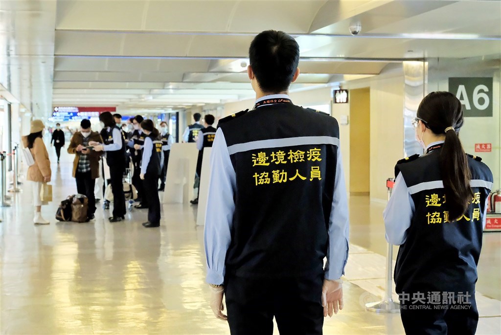 Health officials at Taiwan Taoyuan International Airport. CNA file photo