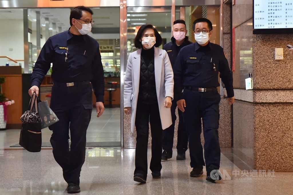 Yilan County Magistrate Lin Zi-miao (center) leaves the Yilan District Court after posting bail Wednesday. CNA photo Feb. 23, 2022