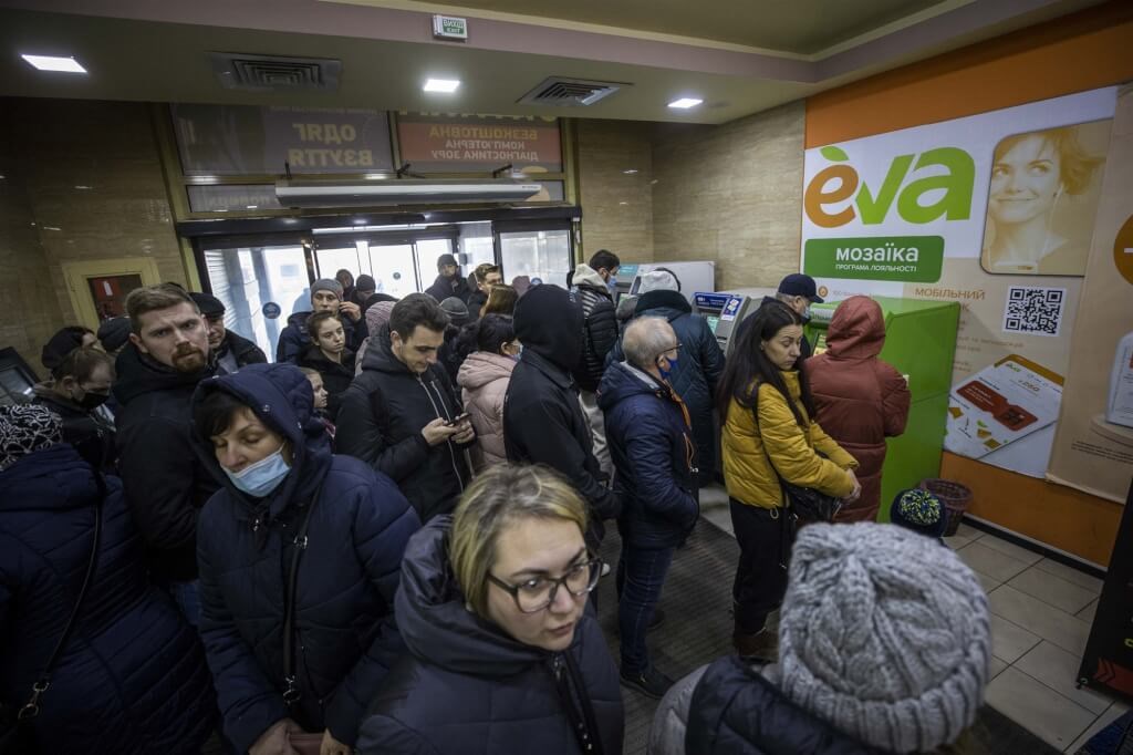 People in Kramatorsk, Ukraine, rush to withdraw money from ATMs as Russia announced the commencement of military operations Thursday. Photo: Anadolu Agency
