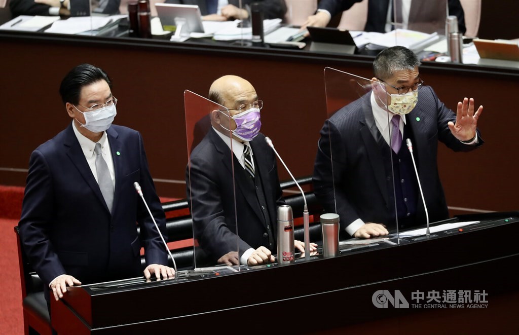From left: Foreign Minister Joseph Wu, Premier Su Tseng-chang and Interior Minister Hsu Kuo-yung answers lawmakers