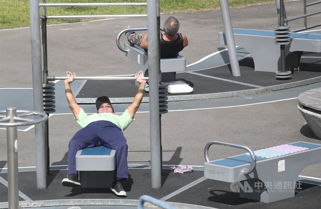 People exercise outdoor can take off their face mask Tuesday. CNA photo March 1, 2022