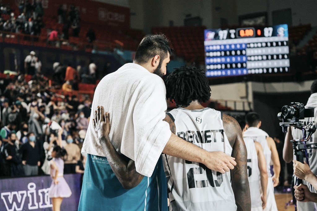 Anthony Bennett (right) and Sim Bhullar Photo courtesy of the Kaohsiung Steelers