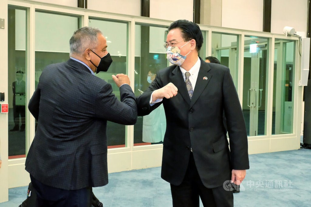 Belize Prime Minister John Briceño (left) is greeted by Foreign Minister Joseph Wu when he arrives in Taiwan for a 5-day visit on Tuesday. CNA photo March 8, 2022.