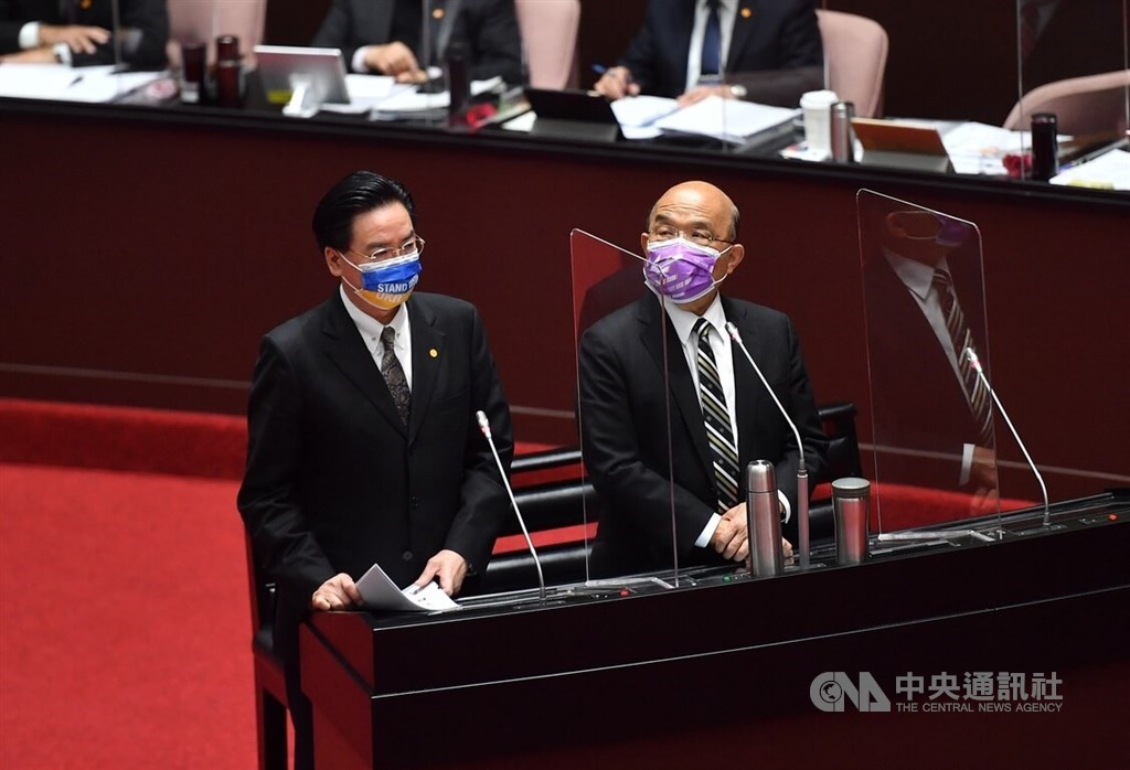 Foreign Minister Joseph Wu (left) and Premier Su Tseng-chang attend Tuesday