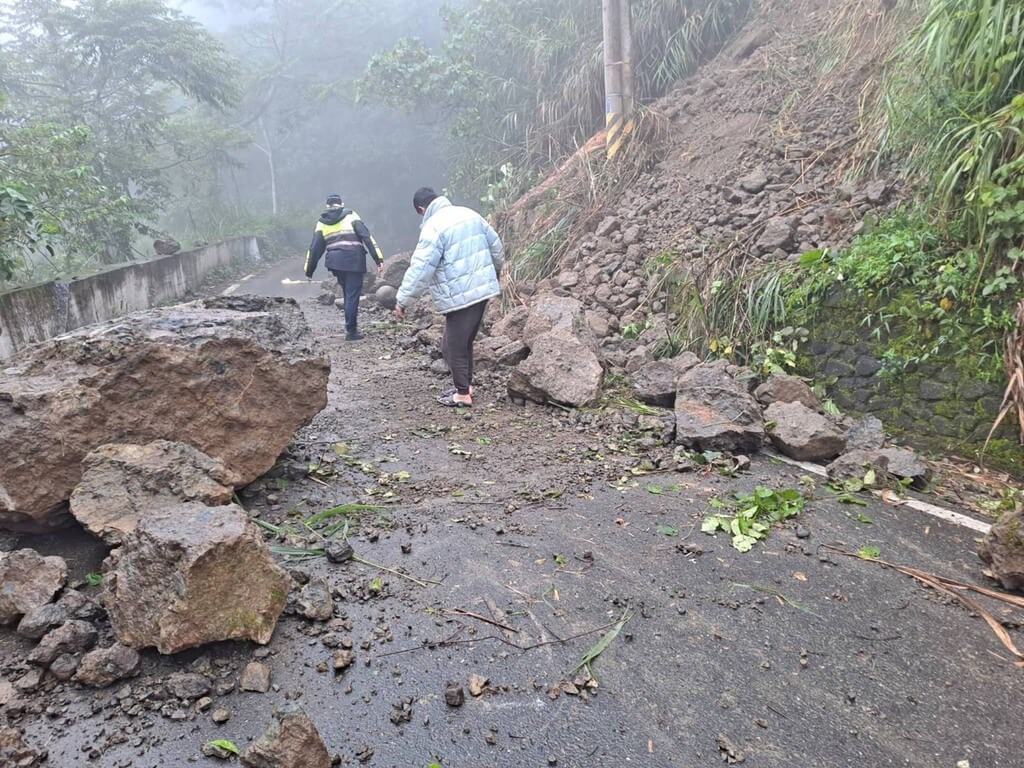 Debris strewn across a road near Chike Mountain in Yuli Township, Hualien. (Photo provided by a member of the public)