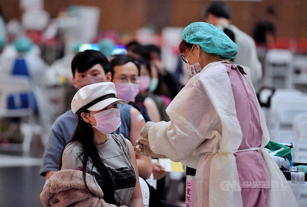 People get vaccinated against COVID-19 at Taipei Main Station Friday. CNA photo April 2022