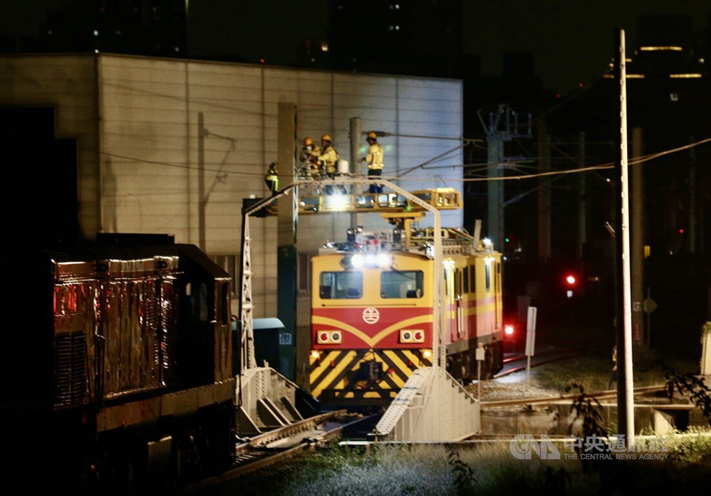 The resumption of TRA service Friday evening. CNA photo April 1, 2022
