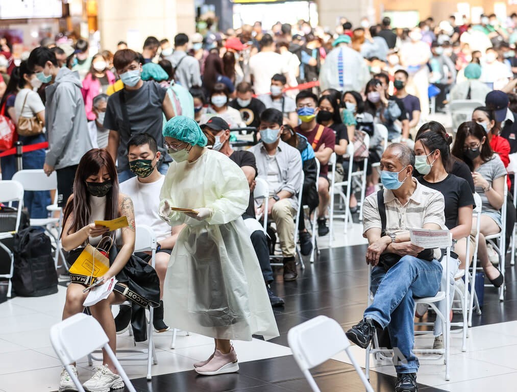 The COVID-19 vaccination service set up at Taipei Main Station. CNA file photo