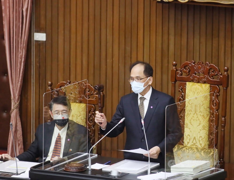 Legislative Speaker You Si-kun (right) presides over the Legislative Yuan sitting Friday, during which the amended intellectual property rights-related laws were passed. CNA photo April 15, 2022