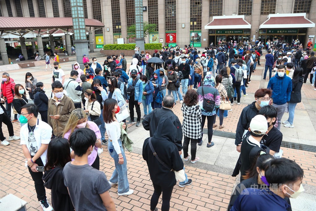 People wait in long lines outside Taipei Main Station to be vaccinated against COVID-19 on Saturday. CNA photo April 16, 2022