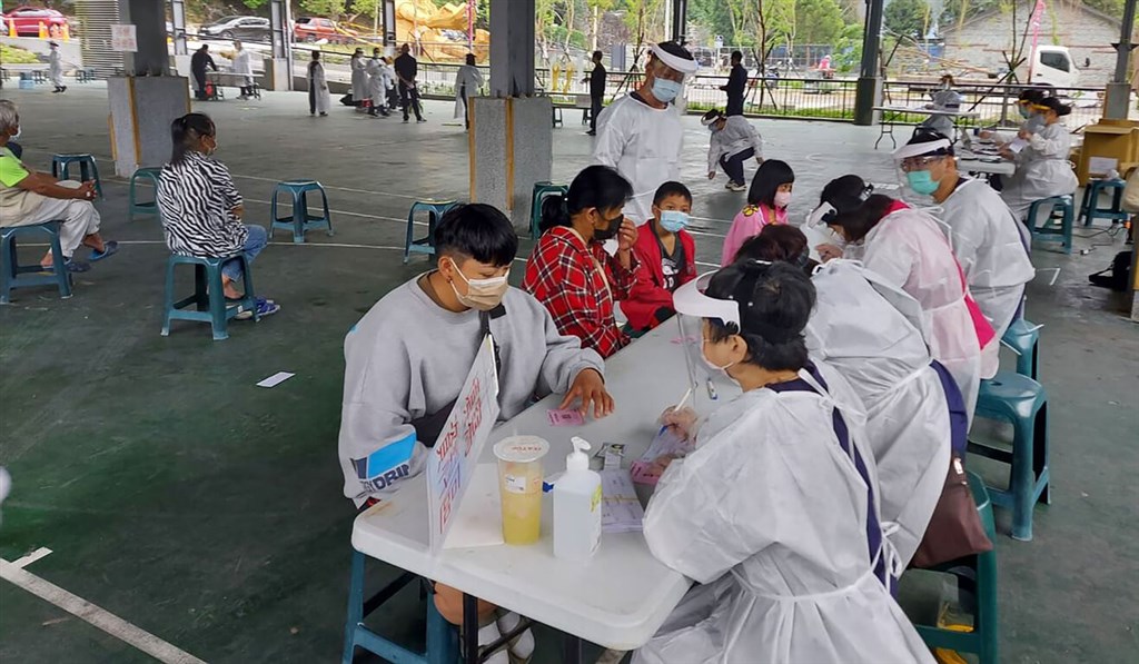 Residents in Nantou County take COVID-19 tests at a community testing site set up Saturday. Photo courtesy of Nantou County Health Bureau