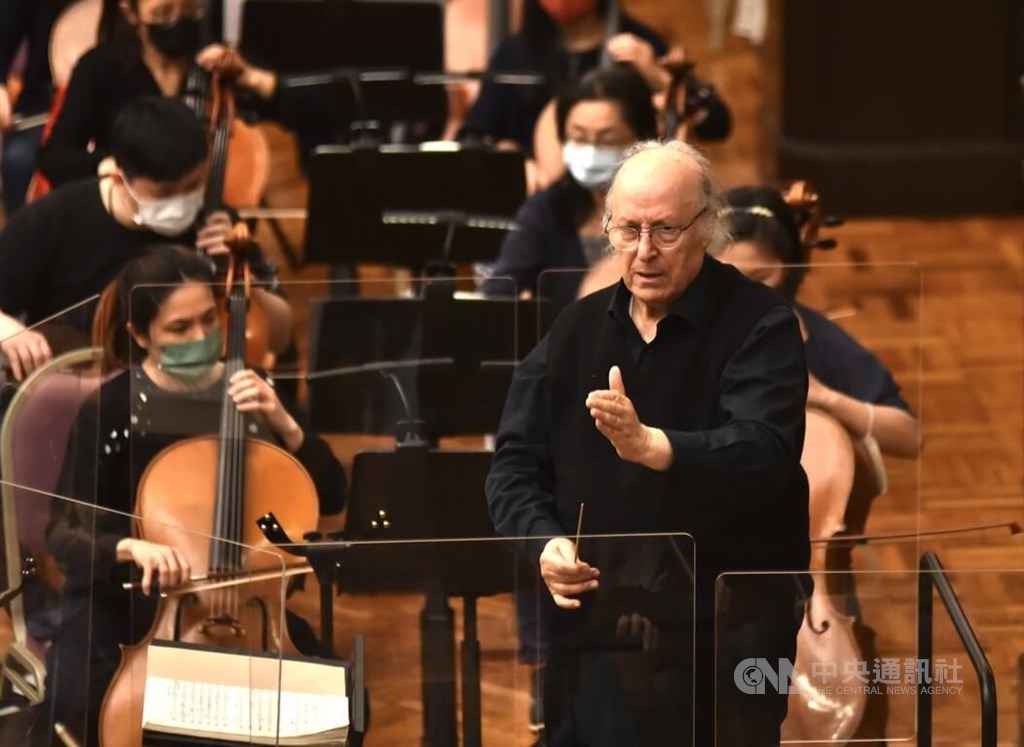 Conductor Eliahu Inbal (front, right) rehearses with Taipei Symphony Orchestra Monday. CNA photo April 18, 2022