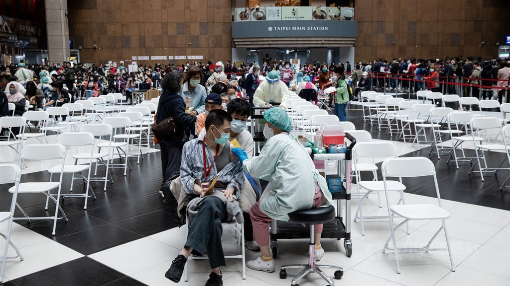 People receive their COVID-19 vaccine dose at Taipei Main Station Wednesday. CNA photo April 20, 2022