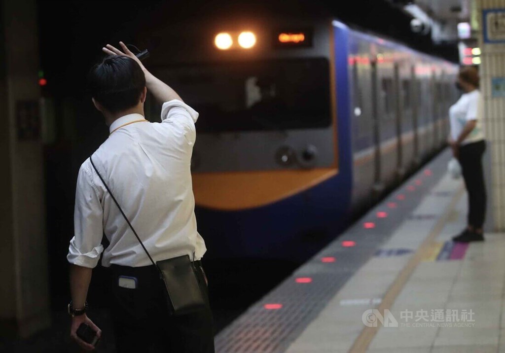 A commuter train arrives at Taipei Main Station Friday. CNA photo April 22, 2022