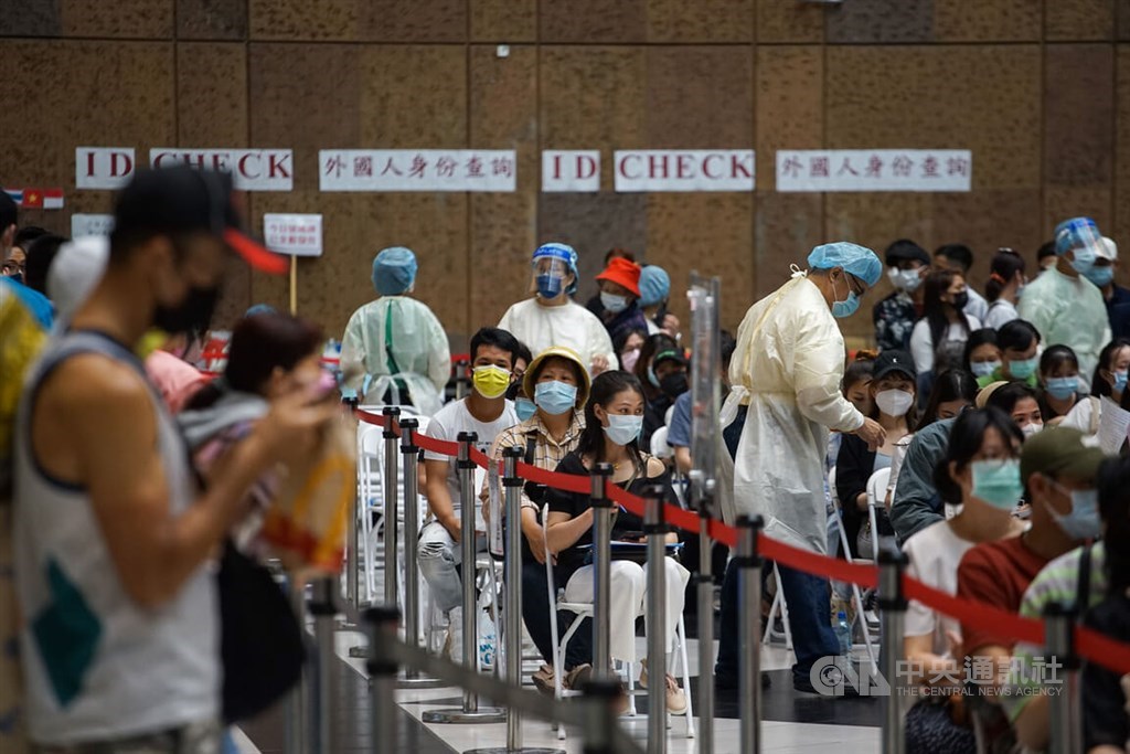 The COVID-19 vaccination service at Taipei Main Station. CNA photo April 27, 2022