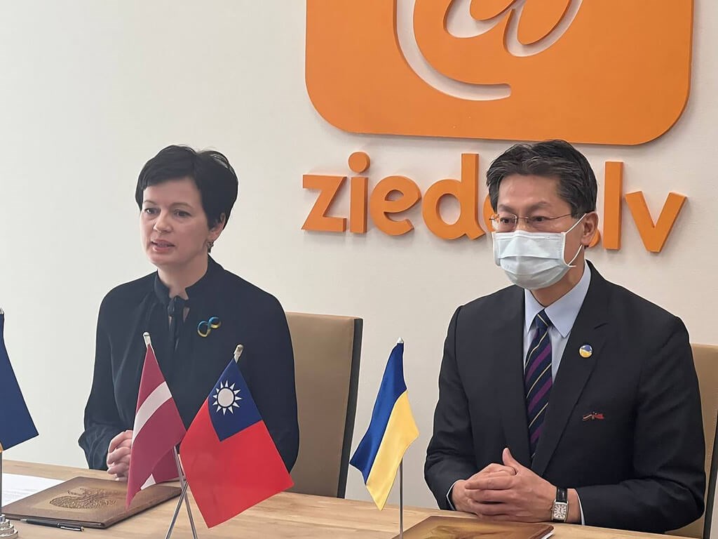 Rūta Dimanta (left), founder and chair of Ziedot, and Taiwan