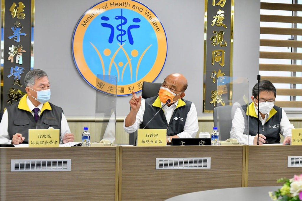 Premier Su Tseng-chang (center) presides over a CECC meeting Sunday morning, during which he said Taiwan would continue strengthening its medical capacity, so the country could further relax COVID-19 restrictions to allow people