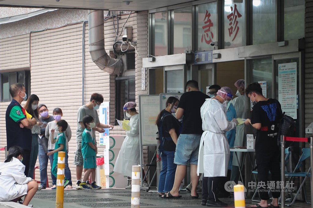 Patients are triaged at the entrance of the emergency room of a hospital in New Taipei. CNA file photo