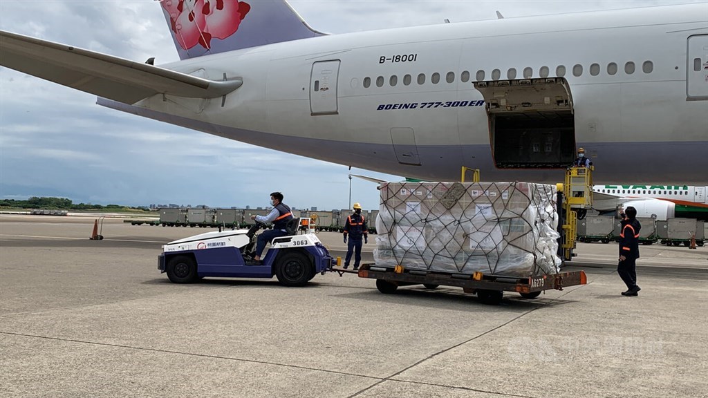 A shipment of the Moderna COVID-19 vaccine is offloaded from a China Airlines flight from Incheon, South Korea at Taiwan Taoyuan International Airport. CNA photo May 4, 2022