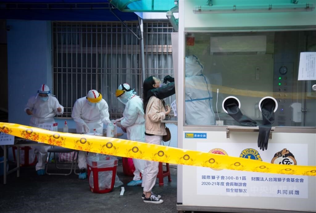 A woman receiving a COVID-19 PCR test in New Taipei City’s Sanchong District. CNA photo May 5, 2022