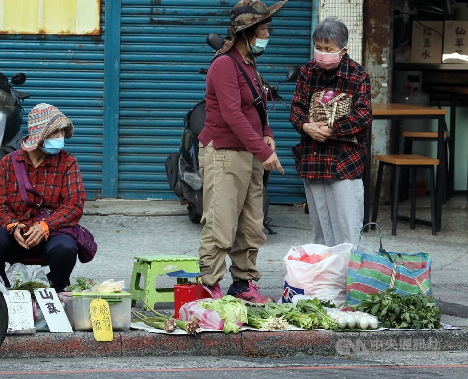 Shoppers at a street market in New Taipei. CNA file photo