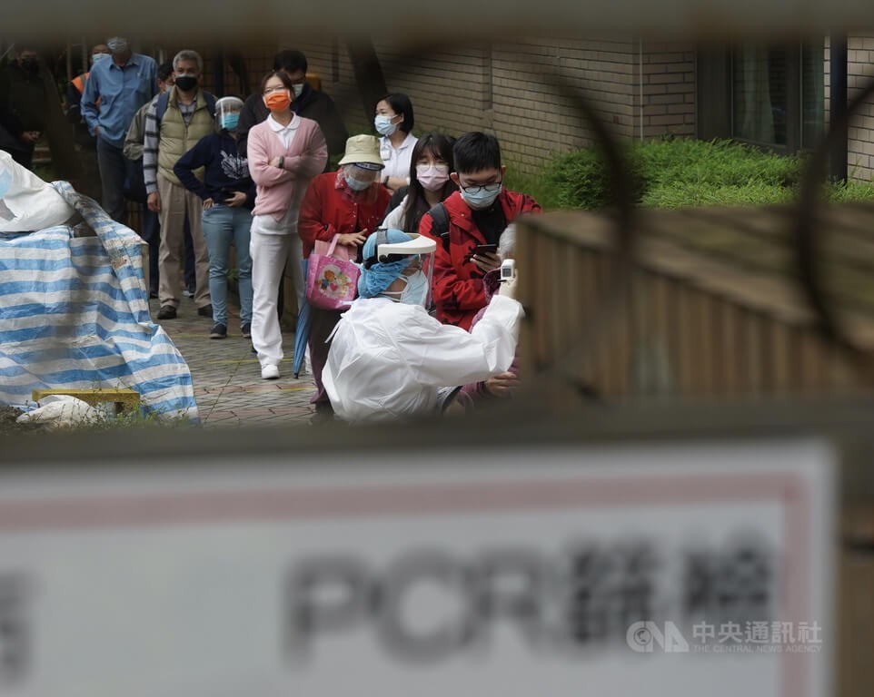 People wait in a line for a COVID-19 PCR test at a testing site in Taipei in late April. CNA file photo