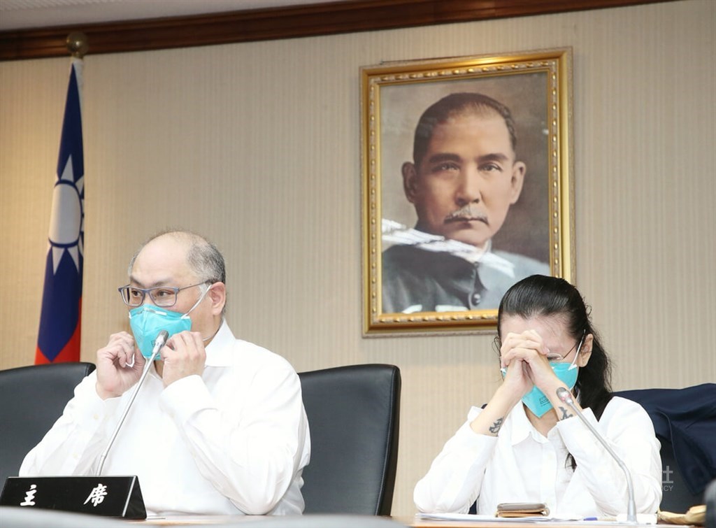 Lee Ming-che (left) and his wife Lee Ching-yu hold a press conference in Taipei Tuesday, following his recent release from a prison in China. CNA photo May 10, 2022