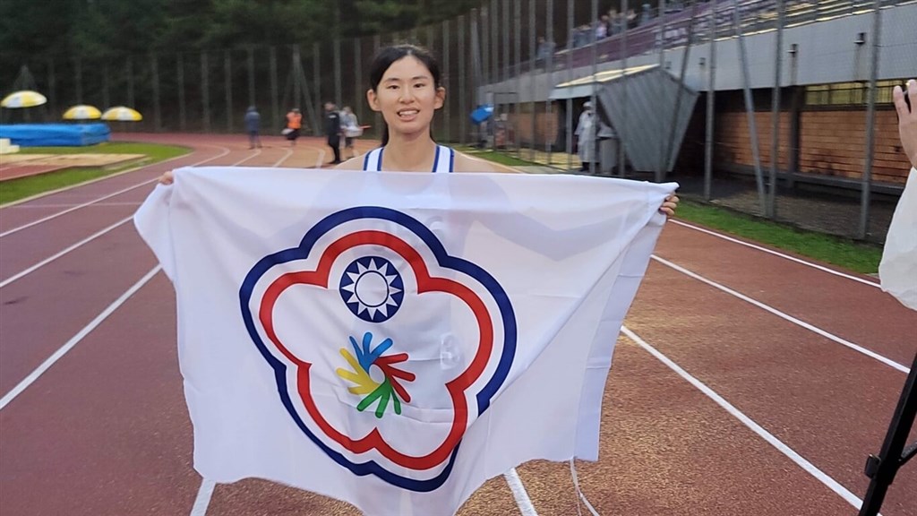 Taiwanese runner Hsu Le holds a Chinese Taipei Deaf Sports Association flag after winning a gold medal at the Deaflympics in Brazil Wednesday. Photo courtesy of the Chinese Taipei Olympic Committee