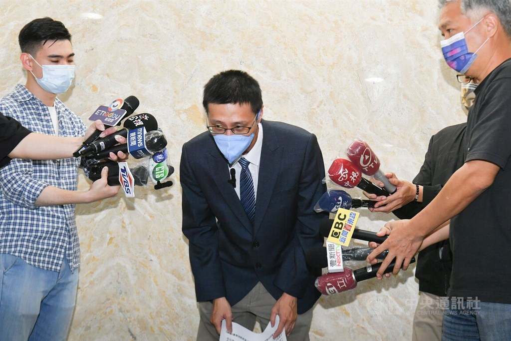 The anesthesiologist, surnamed Lee, apologizes for the spread of the rumor in New Taipei Friday. CNA photo May 13, 2022