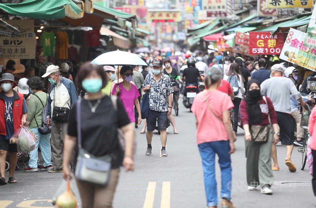Shoppers at a street market in Taipei. CNA photo May 13, 2022