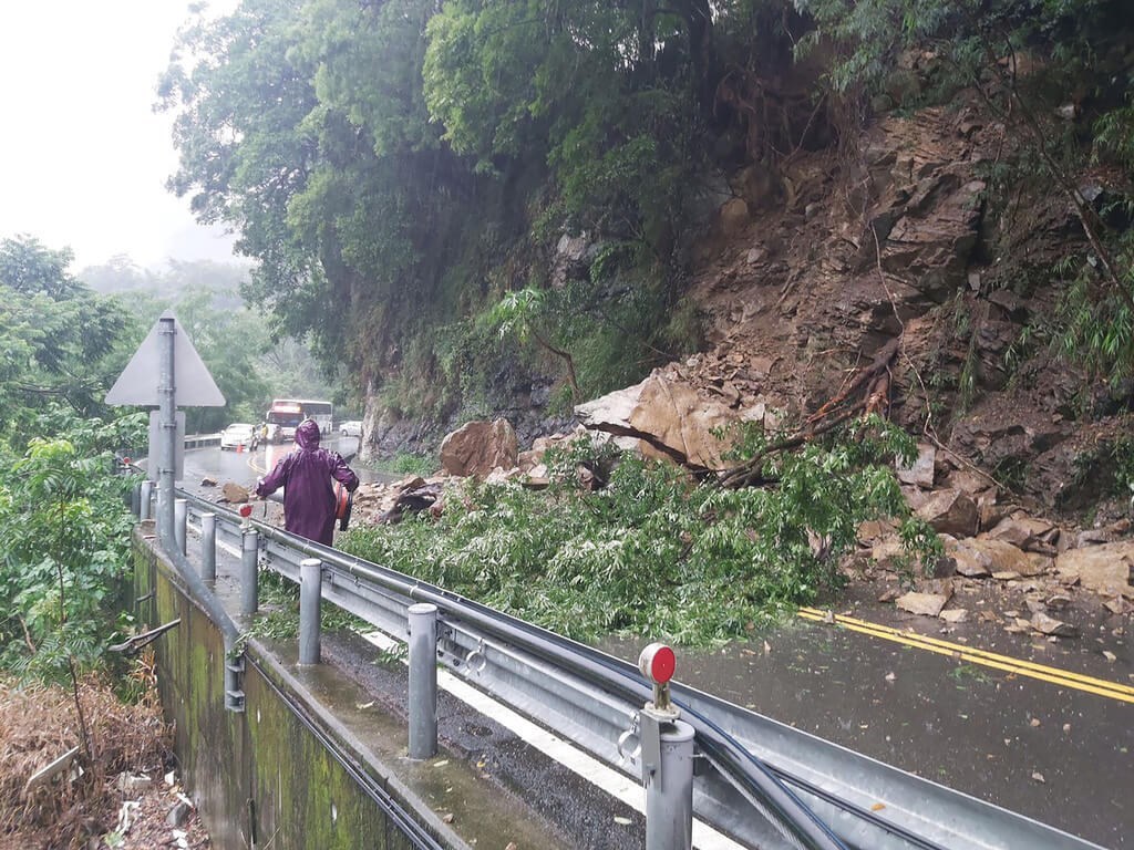 A section of Provincial Highway No. 8 in Taichung is blocked by rocks and tree branches Saturday morning. Photo courtesy of local police