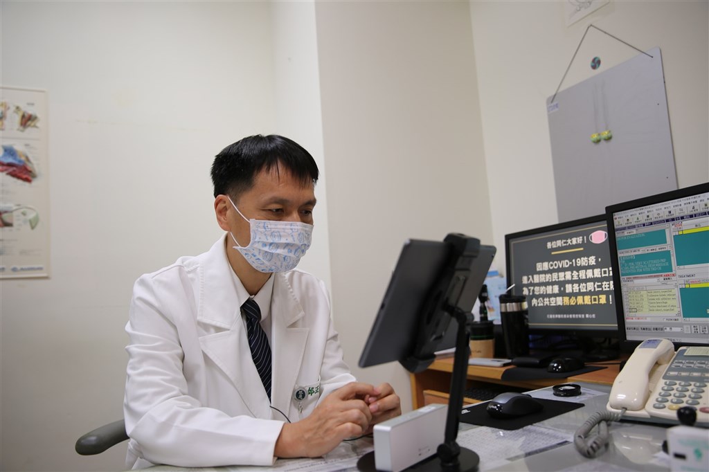 A doctor at Hualien Tzu Chi Hospital speaks to a patient via video conferencing. File photo courtesy of Hualien Tzu Chi Hospital