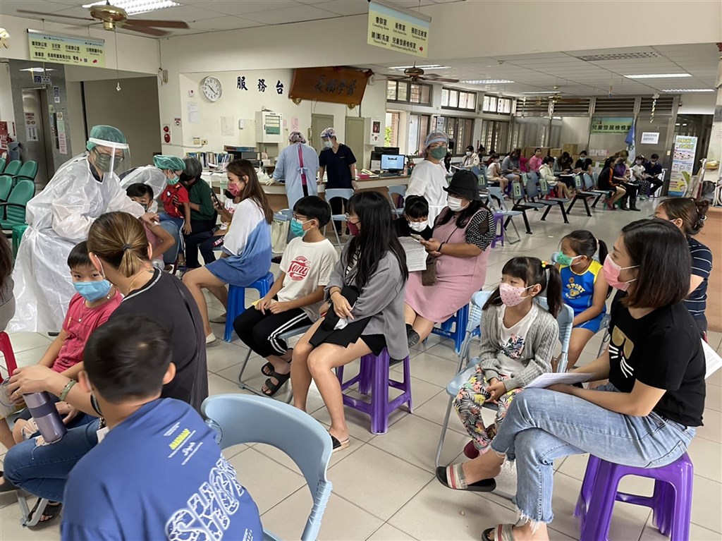 Parents in Pingtung County take children to be vaccinated. Photo courtesy of Pingtung County government