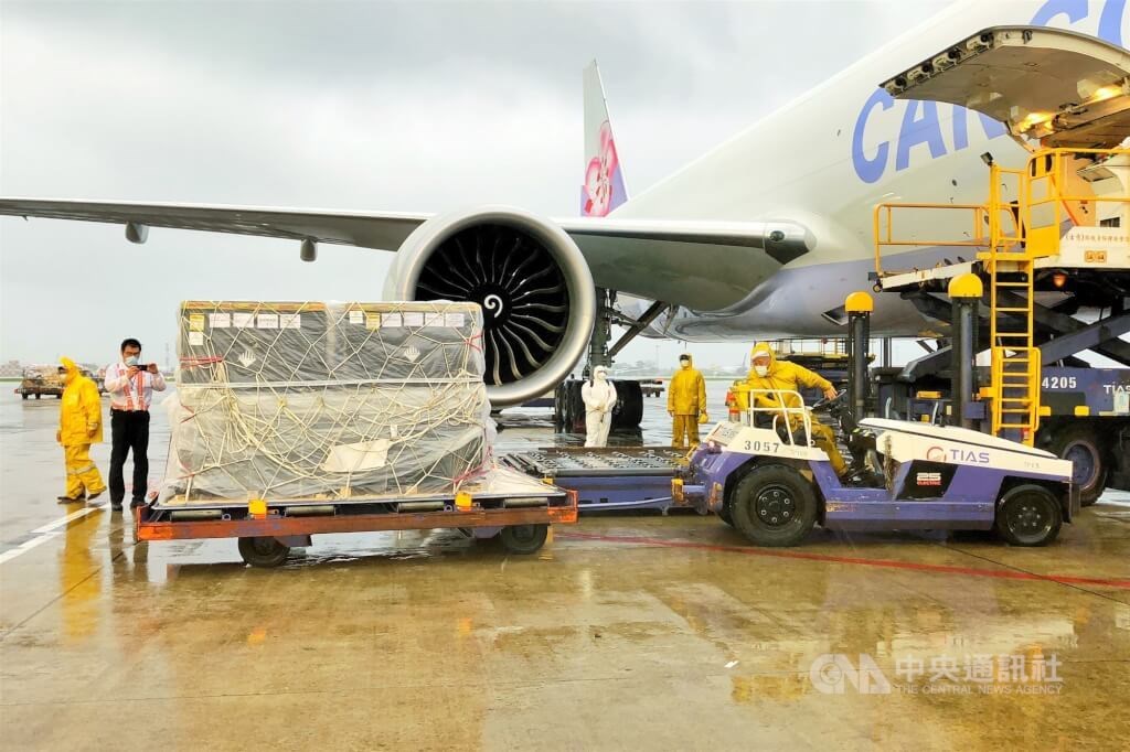 The first shipment of Pfizer-BNT vaccines for children arrives at Taoyuan International Airport on Monday. CNA photo May 16, 2022