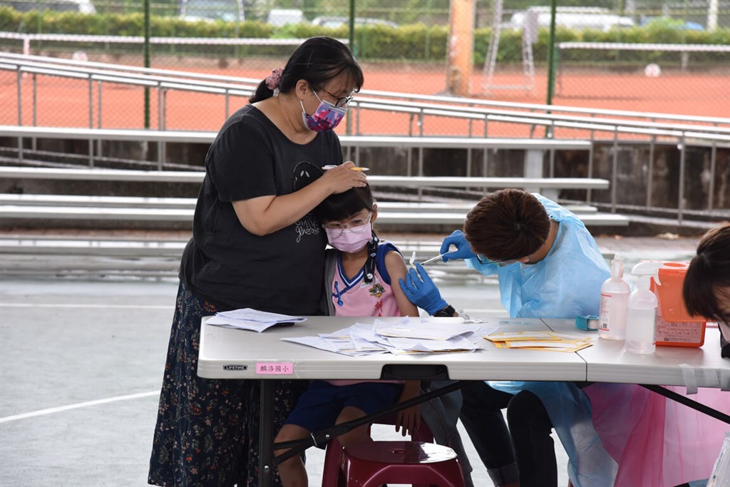 A student receives her first dose of the Moderna vaccine, when rollout of vaccination for elementary school children began on May 2. Photo courtesy of Pingtung County government