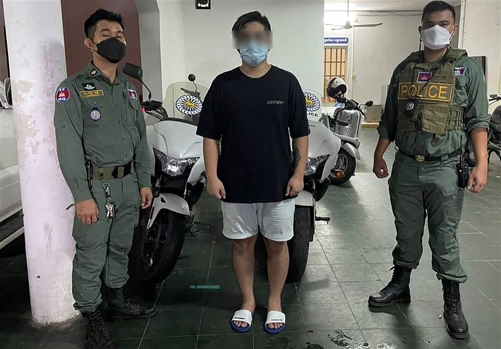 A Taiwanese man (center) rescued by the Cambodian police in October 2021 after his movement was restricted by his employer. Photo courtesy of the Cambodian police