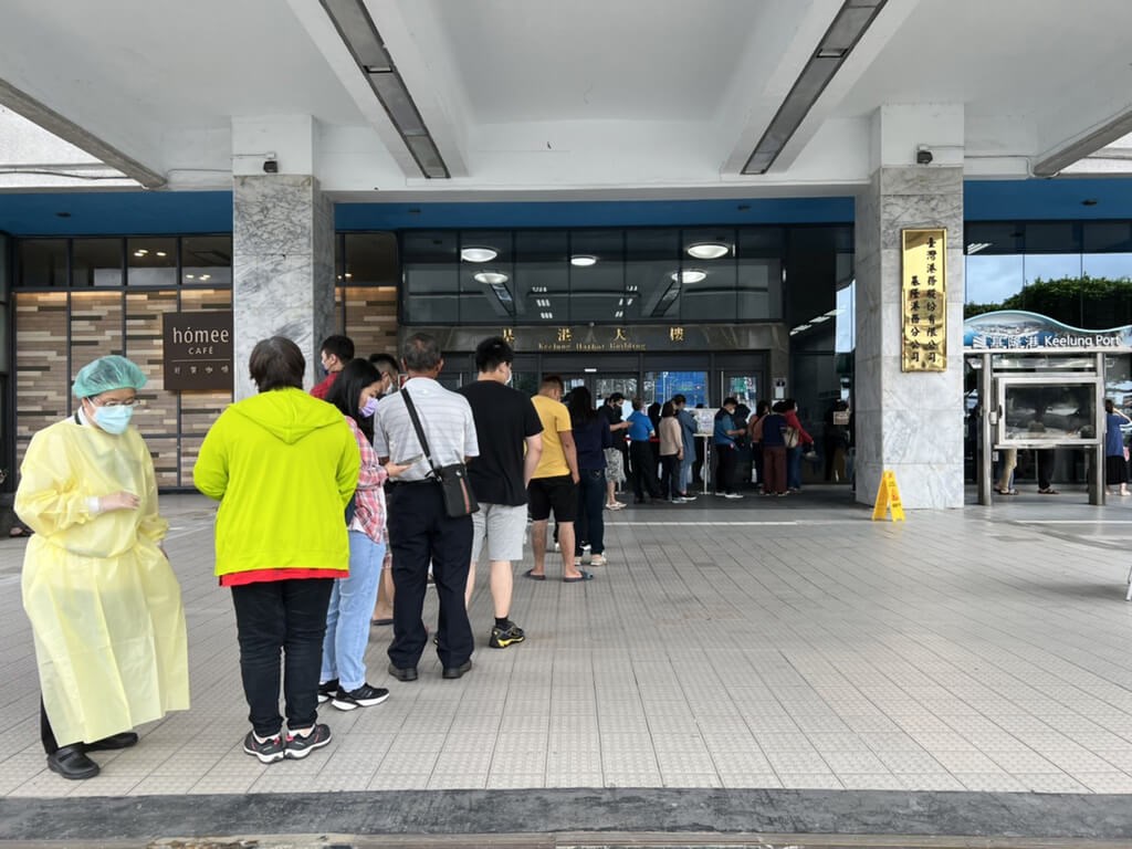 People line up on Saturday outside a mass COVID-19 vaccine inoculation center at the Port of Keelung, which will open on Sunday. Photo courtesy of Keelung City government