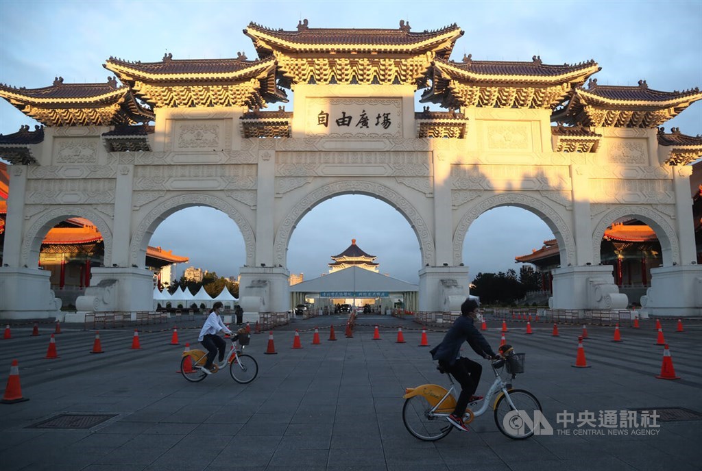 A drive-through COVID-19 testing site set up on May 17 in front of the Chiang Kai-shek Memorial Hall in Taipei. CNA file photo