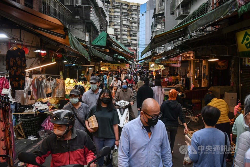 Shoppers at Hulin Market in Xinyi District, Taipei on Sunday evening. CNA photo May 22, 2022