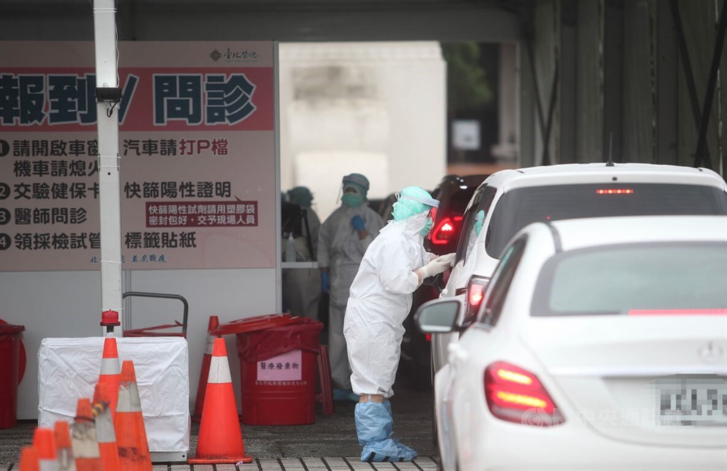 A medical worker checks with people seeking a PCR test at a drive-through testing site in front of the Chiang Kai-shek Memorial Hall in Taipei Sunday. CNA photo May 22, 2022
