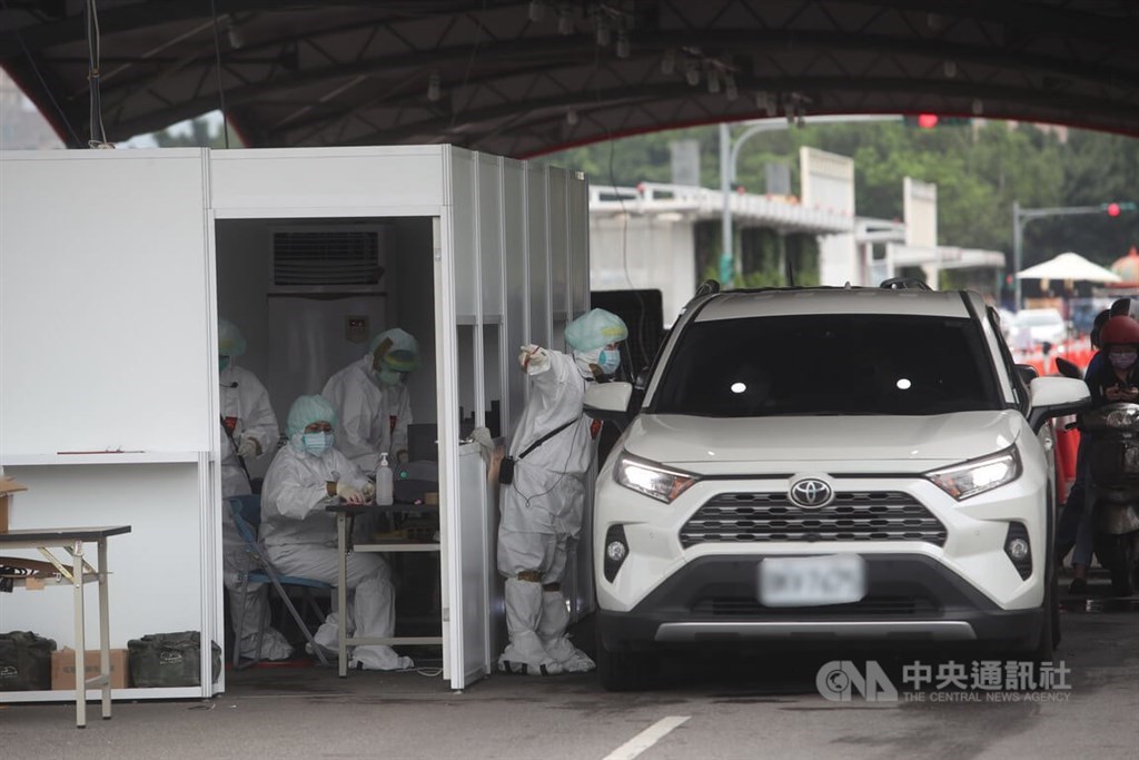 A drive-through COVID-19 testing facility in Taipei’s Beitou Shilin Technology Park. CNA photo May 23, 2022