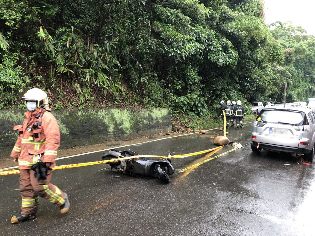 The scene of the scooter accident in New Taipei is cordoned off Wednesday afternoon. Photo courtesy of a bystander