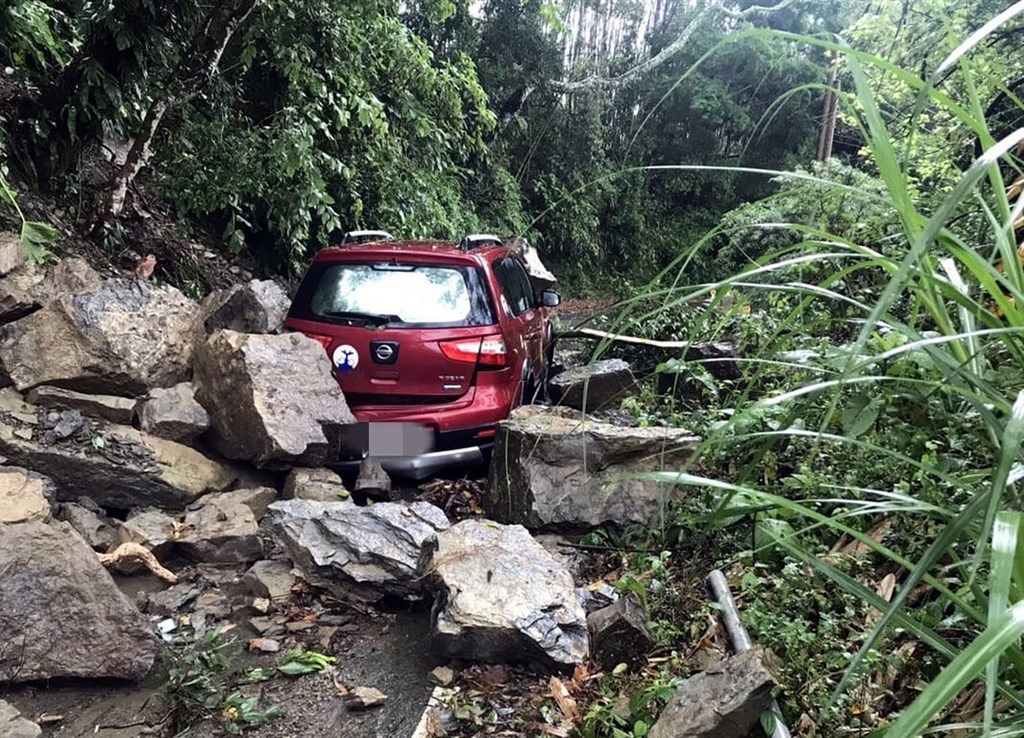 One of the two cars hit by falling rocks is seen in this photo taken on Wednesday afternoon. The driver and four passengers in the car were uninjured. Photo courtesy of Chiayi County Police Department