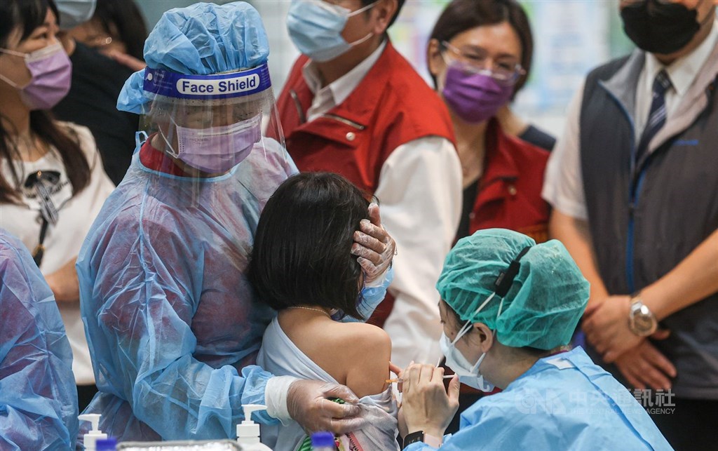 A student at Anhe Elementary School in New Taipei receives a Pfizer-BioNTech COVID-19 vaccine shot on Wednesday. CNA photo May 25, 2022