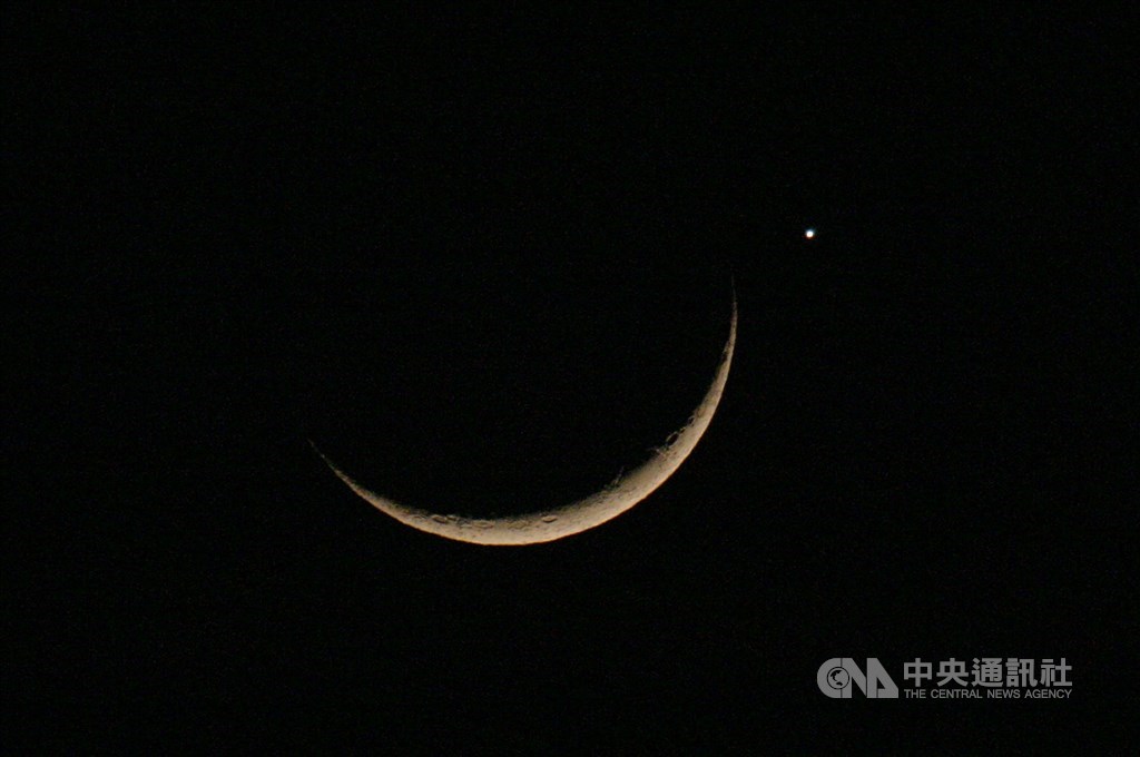 The moon (left) and Venus are pictured in May 2010, when a partial lunar occultation was observed in Taipei. CNA file photo