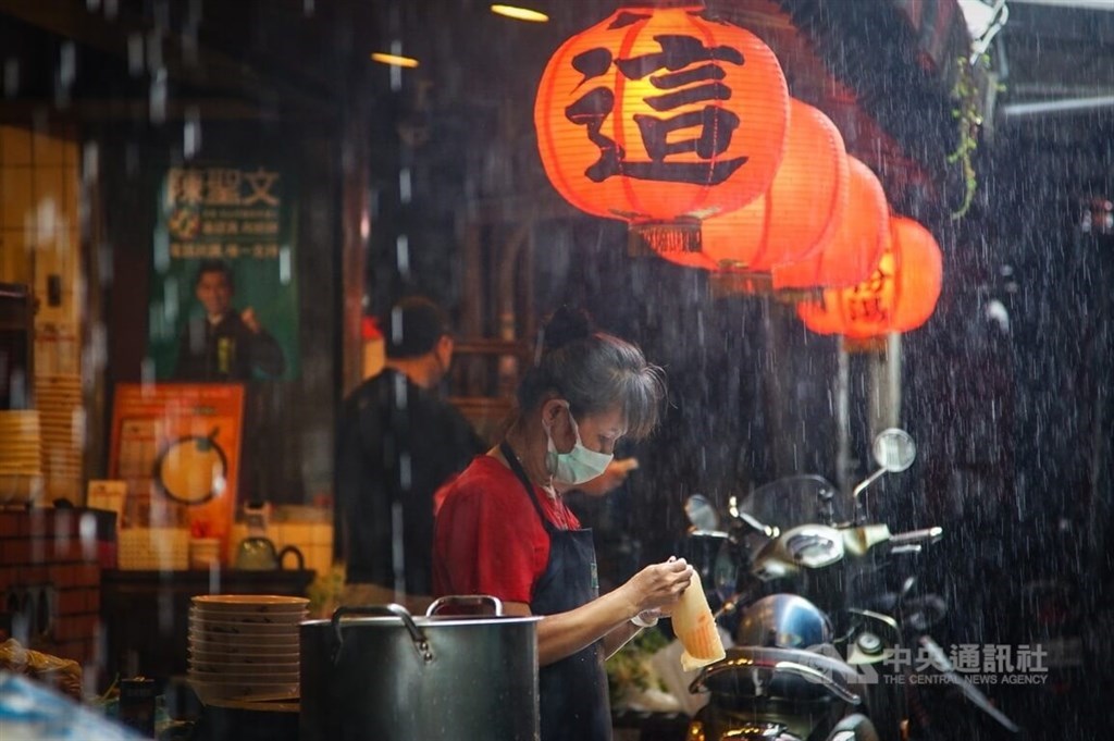 A worker at an eatery in Taipei. CNA photo May 27, 2022