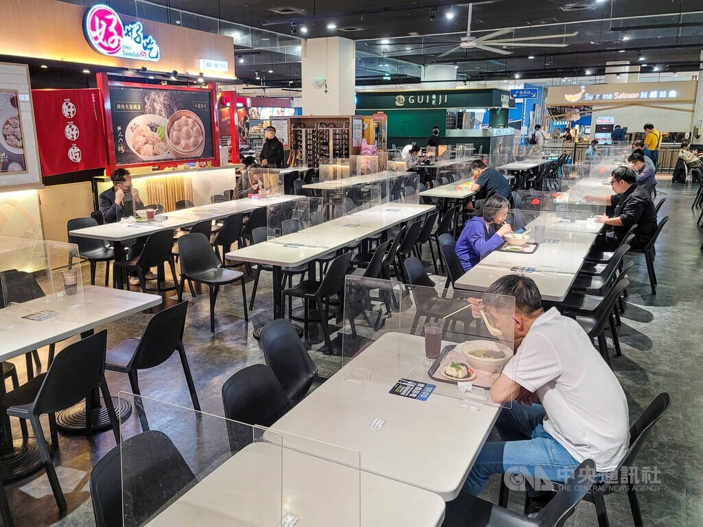 Only a handful of customers have lunch in a food court in New Taipei on Tuesday, as people in Taiwan avoid dining out due to the spread of COVID-19. CNA photo May 24, 2022