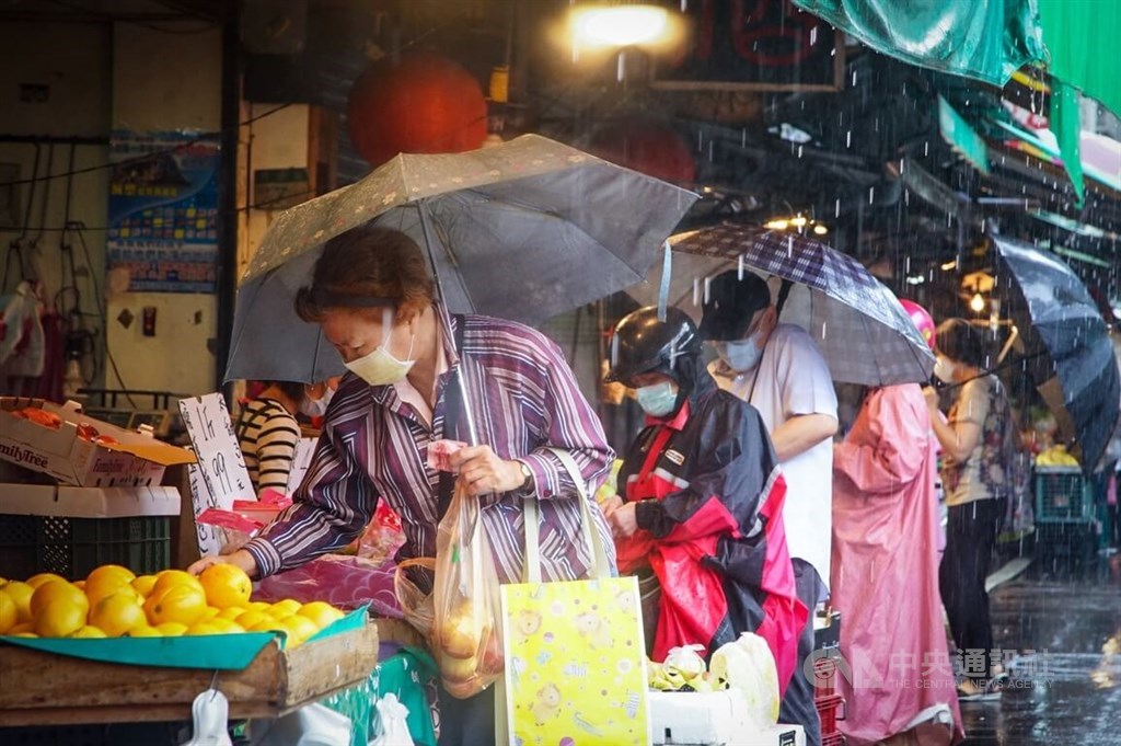 People shop for groceries at a street market in Taipei Friday. CNA photo May 27, 2022