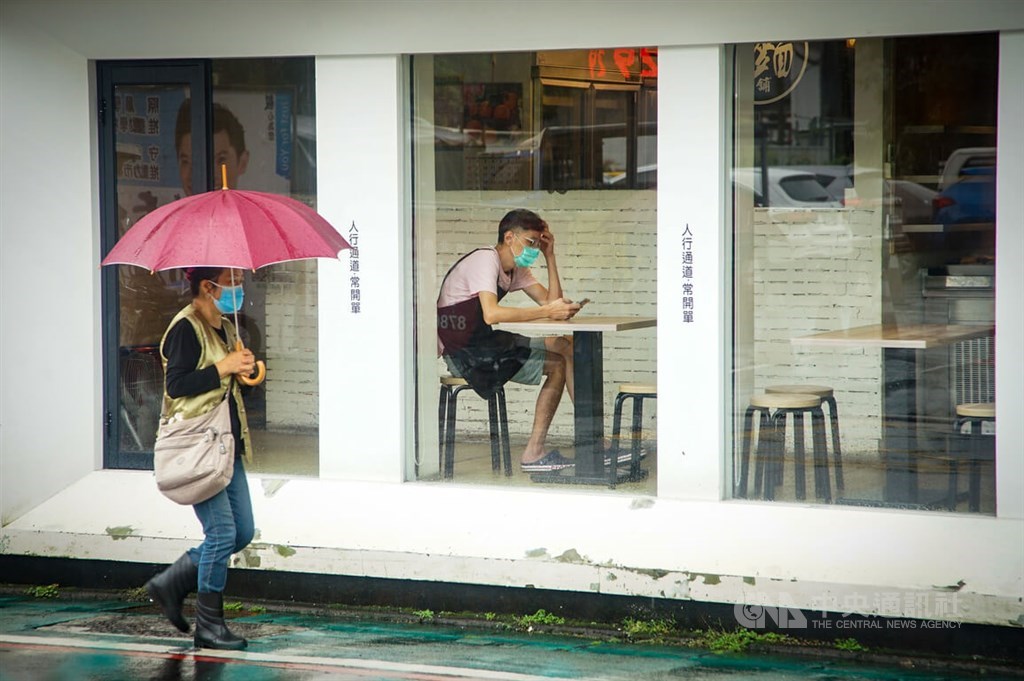 A pedestrian walk past a rather empty restaurant in Taipei Friday. CNA photo May 27, 2022